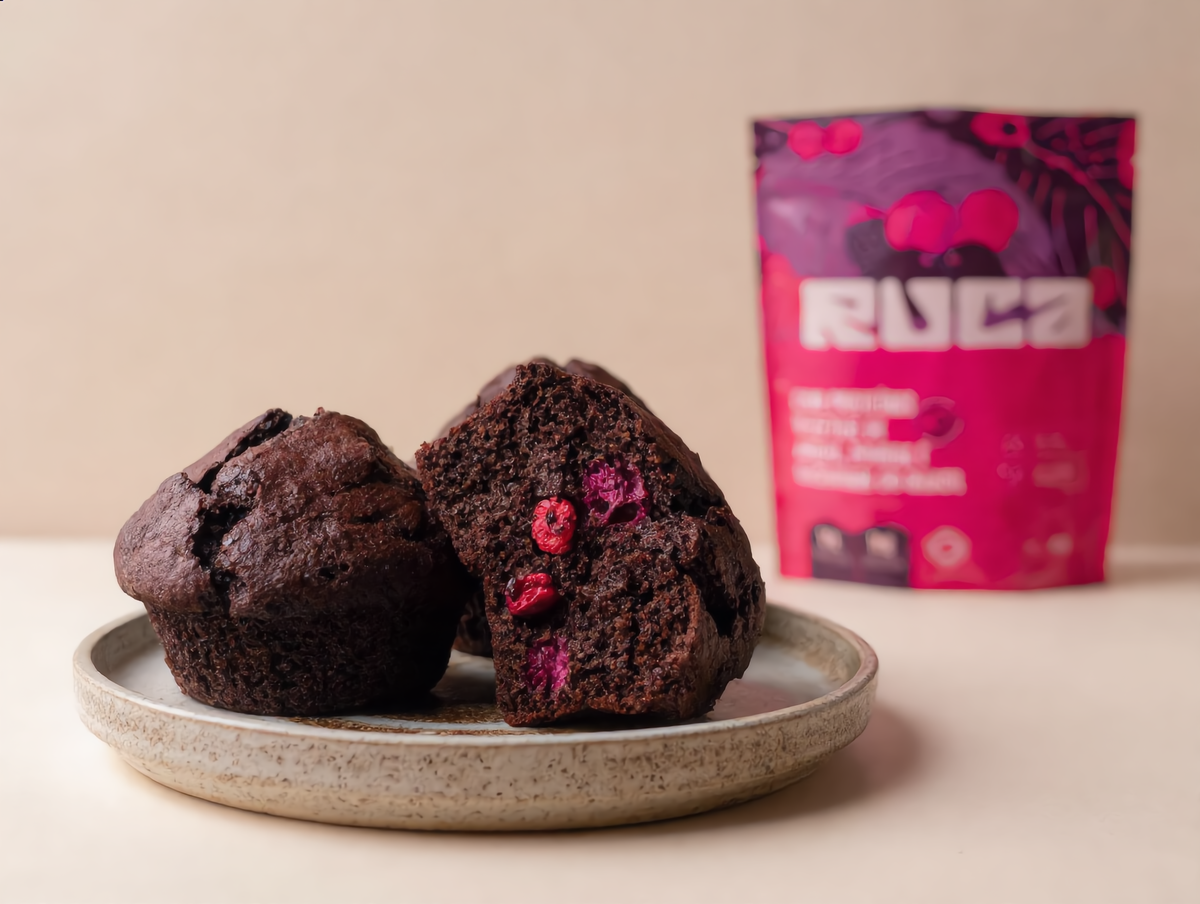 Muffin de cacau com frutas vermelhas